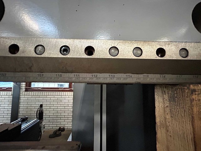 Safan - motoman - 2001 - cncl-r 80-3100 ts1 - cnc-kantbank met buigrobot - afbeelding 25 van  34