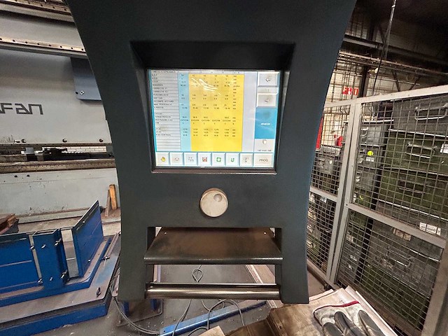 Safan - motoman - 2001 - cncl-r 80-3100 ts1 - cnc-kantbank met buigrobot - afbeelding 27 van  34