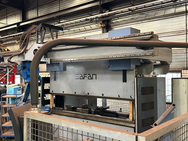 Safan - motoman - 2001 - cncl-r 80-3100 ts1 - cnc-kantbank met buigrobot - afbeelding 23 van  34
