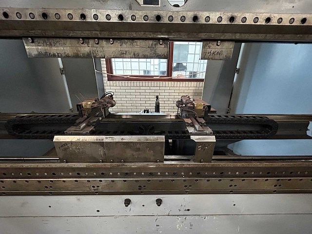 Safan - motoman - 2001 - cncl-r 80-3100 ts1 - cnc-kantbank met buigrobot - afbeelding 29 van  34