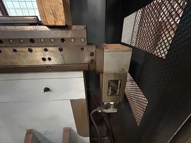 Safan - motoman - 2001 - cncl-r 80-3100 ts1 - cnc-kantbank met buigrobot - afbeelding 30 van  34