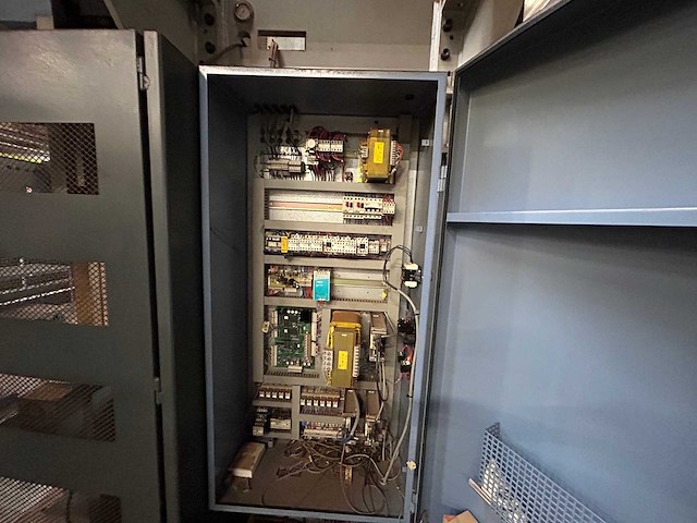 Safan - motoman - 2001 - cncl-r 80-3100 ts1 - cnc-kantbank met buigrobot - afbeelding 32 van  34