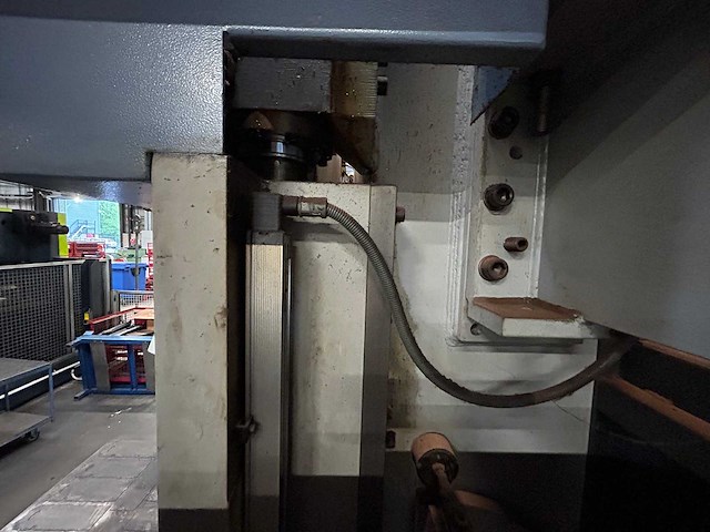 Safan - motoman - 2001 - cncl-r 80-3100 ts1 - cnc-kantbank met buigrobot - afbeelding 34 van  34