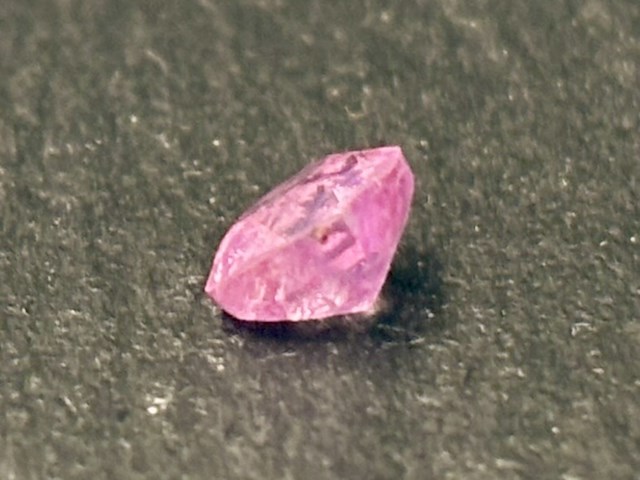 Saffier - 0.88 carat natuurlijke roze saffier - afbeelding 2 van  5