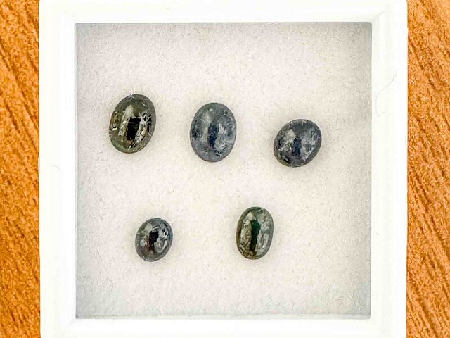 Saffier - 4.39 carat natuurlijke cabochon saffier - afbeelding 1 van  4