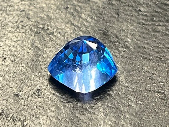 Saffier - 8.86 carat natuurlijke saffier (gecertificeerd) - afbeelding 2 van  6