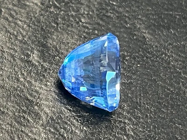 Saffier - 8.86 carat natuurlijke saffier (gecertificeerd) - afbeelding 4 van  6