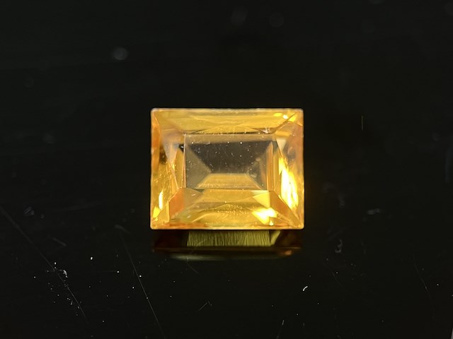 Saffier - ca. 4 carat gele saffier - afbeelding 1 van  3
