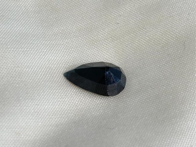 Saffier - grote natuurlijke donkere peer vorm saffier van 5.73 carat - afbeelding 2 van  4