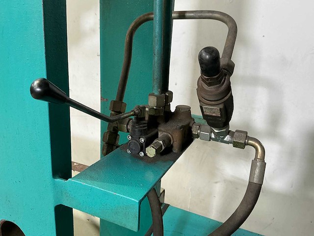 Sahinler - 2004 - dk 1570-1500 - hydraulische pers - afbeelding 9 van  9