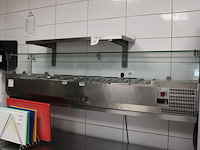 Saladiere op rvs onderstel, afm. 180 x 34 x 79 cm. incl. negen gastronorm bakken met deksel.