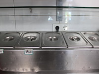 Saladiere op rvs onderstel, afm. 180 x 34 x 79 cm. incl. negen gastronorm bakken met deksel. - afbeelding 4 van  4