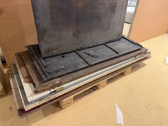 Salontafel en deuren, pallet vol - afbeelding 3 van  4