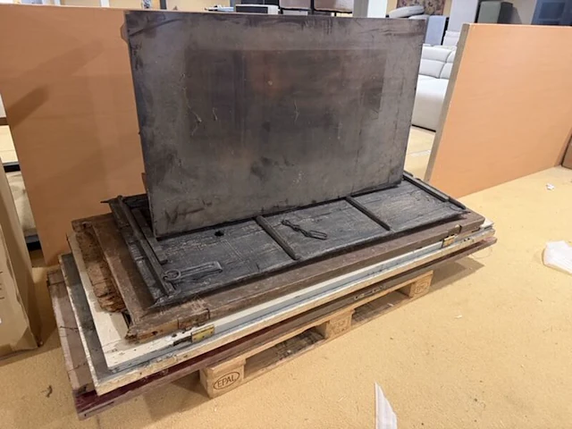Salontafel en deuren, pallet vol - afbeelding 4 van  4