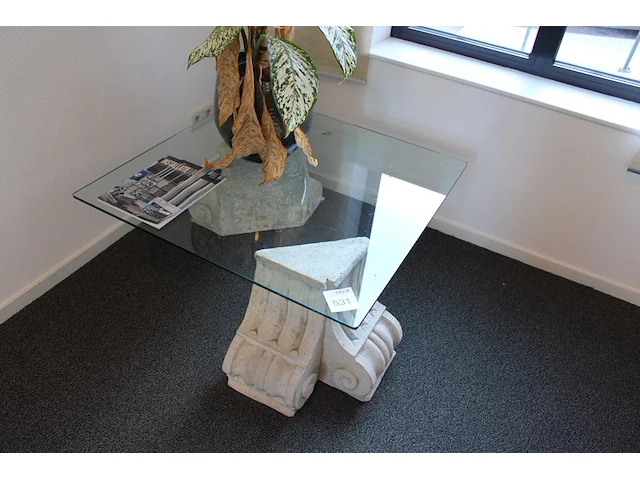 Salontafel met glazen blad. afmeting 90 x 90 x 39 cm. - afbeelding 1 van  2