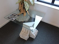 Salontafel met glazen blad. afmeting 90 x 90 x 39 cm.