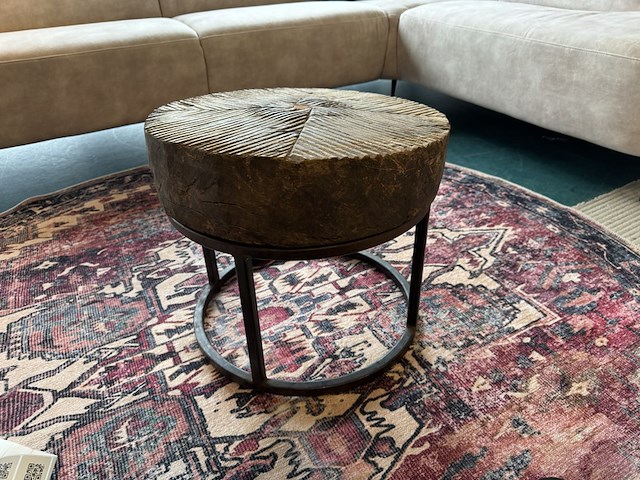 Salontafel, oud hout, doorsnee 50 cm, zwart metalen onderstel - afbeelding 1 van  3