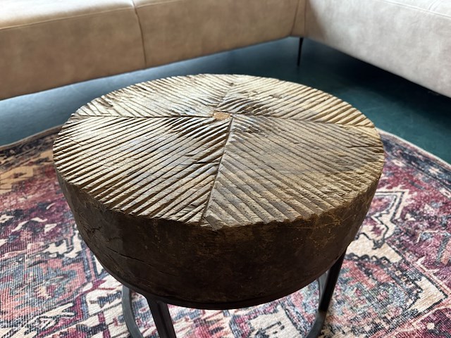 Salontafel, oud hout, doorsnee 50 cm, zwart metalen onderstel - afbeelding 2 van  3