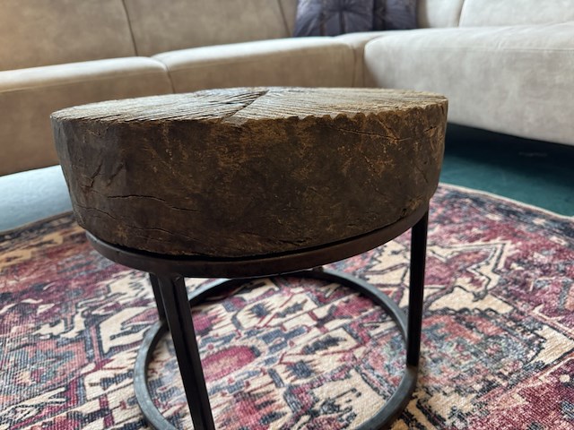 Salontafel, oud hout, doorsnee 50 cm, zwart metalen onderstel - afbeelding 3 van  3