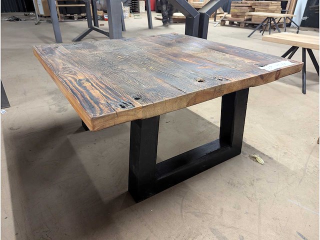 Salontafel rustiek eiken 90 x 90 x 45cm. houten onderstel - afbeelding 1 van  3