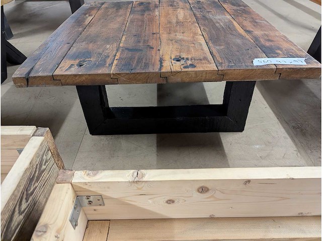 Salontafel rustiek eiken. 97 x 97 x 45cm. houten u onderstel - afbeelding 2 van  3