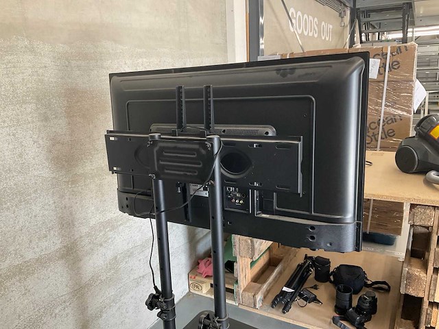 Salora televisie op verrijdbare standaard - afbeelding 3 van  3