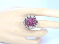 Samengestelde ring met een grote robijn omringt door kleine natuurlijke diamanten - afbeelding 2 van  6