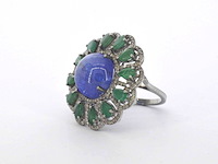 Samengestelde ring met een grote tanzaniet, emeralds en natuurlijke diamanten - afbeelding 4 van  9
