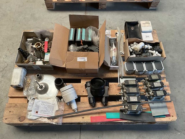 Sames/siemens diverse onderdelen op pallet - afbeelding 1 van  7