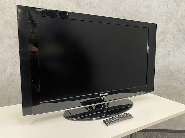 Samsung - 40" monitor op voet - afbeelding 1 van  13