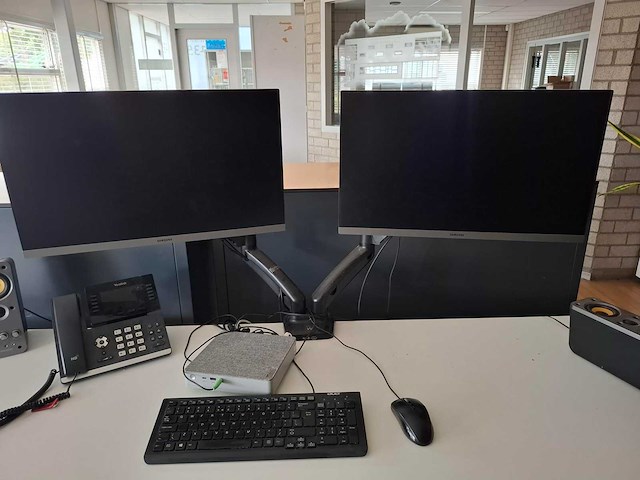 Samsung - s24r350fzu - dubbele monitor op monitorarm - afbeelding 1 van  3