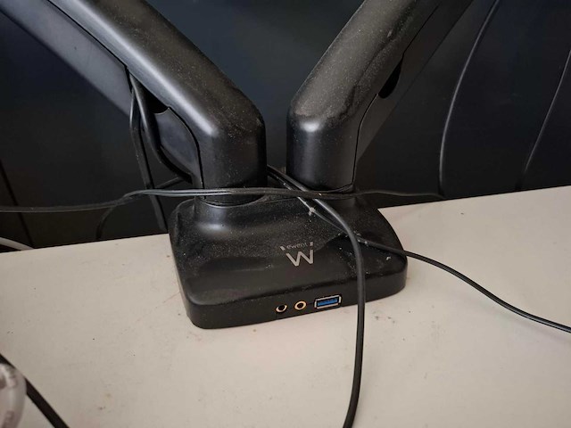 Samsung - s24r350fzu - dubbele monitor op monitorarm - afbeelding 2 van  3