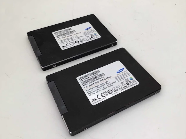 Samsung 240gb sata ssd interne hardeschijf (2x) - afbeelding 1 van  3