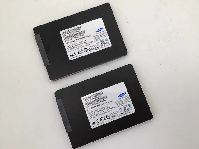 Samsung 240gb sata ssd interne hardeschijf (2x) - afbeelding 2 van  3