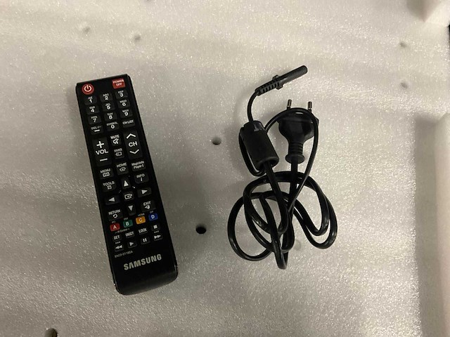 Samsung 32” monitor (4x) - afbeelding 2 van  11