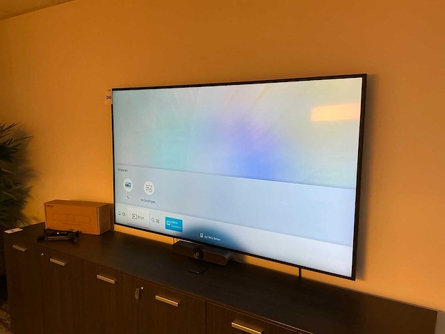 Samsung 75” televisie met logitech meetup en versterker - afbeelding 1 van  8