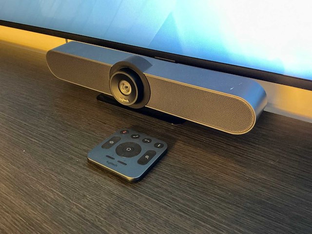 Samsung 75” televisie met logitech meetup en versterker - afbeelding 3 van  8