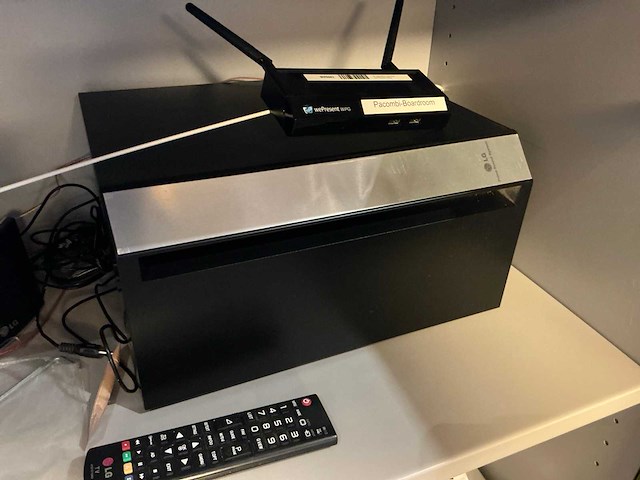 Samsung 75” televisie met logitech meetup en versterker - afbeelding 6 van  8