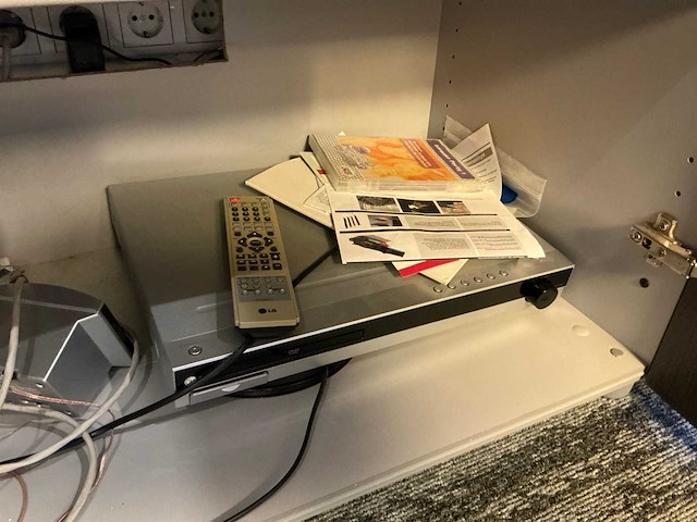 Samsung 75” televisie met logitech meetup en versterker - afbeelding 8 van  8