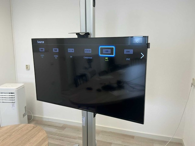 Samsung dc55e 55” monitor met mobiele standaard - afbeelding 1 van  9