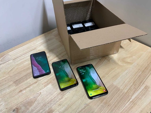 Samsung galaxy a20e mobiele telefoon (14x) - afbeelding 1 van  16