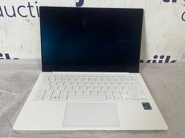 Samsung galaxy book pro intel® core™ i5 i5-1135g7 laptop 33,8 cm (13.3") full hd 8 gb lpddr4x-sdram 256 gb ssd wi-fi 6 (802.11ax) windows 10 home zilver - afbeelding 1 van  4