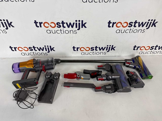 Samsung hw-q600fxn – soundbar | dyson v12 slim absolute – steelstofzuiger - afbeelding 1 van  2