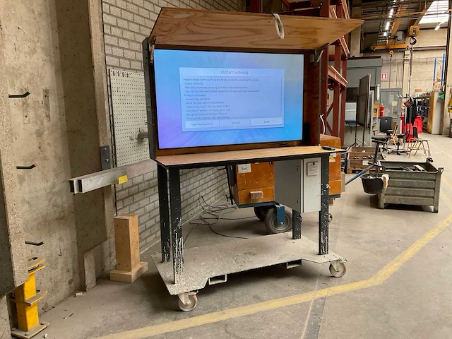 Samsung qb65r-b display in presentatie meubel - afbeelding 1 van  12