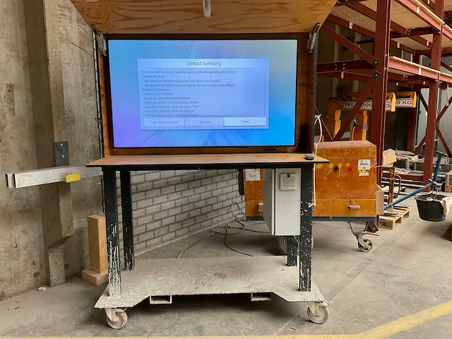 Samsung qb65r-b display in presentatie meubel - afbeelding 5 van  12