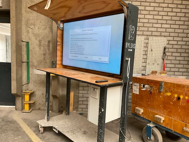 Samsung qb65r-b display in presentatie meubel - afbeelding 6 van  12