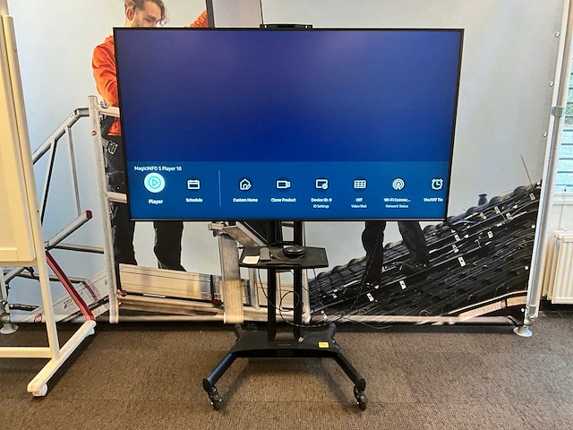 Samsung qm75b digital signage op neomounts vloerstandaard - afbeelding 2 van  7