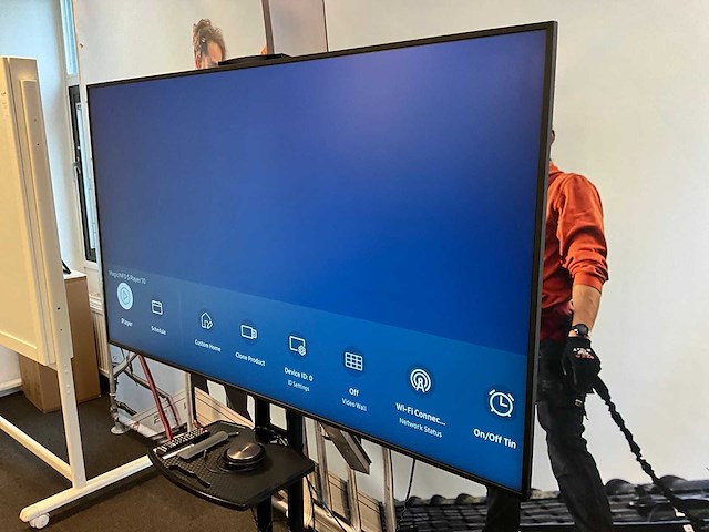 Samsung qm75b digital signage op neomounts vloerstandaard - afbeelding 5 van  7