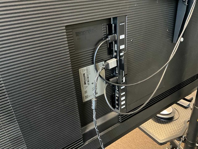 Samsung qm75b digital signage op neomounts vloerstandaard - afbeelding 6 van  7