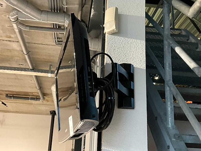 Samsung televisie met wandbeugel - afbeelding 2 van  4